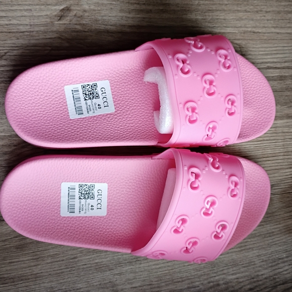 Gucci Pink Rubber Slide Sandals - Picture 2 of 3